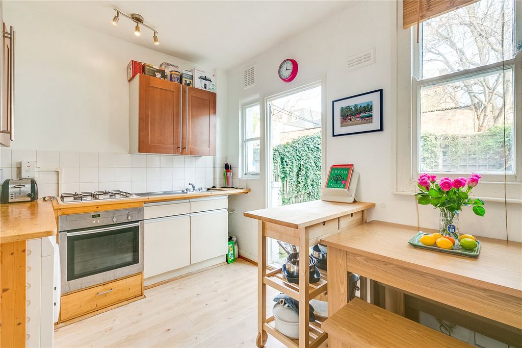 Property photo 2 of 7 Kitchen