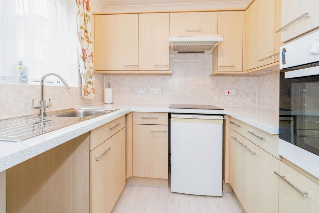 Property photo 3 of 11 Kitchen