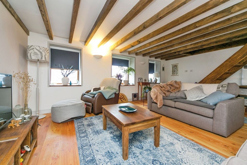 Property photo 2 of 17 Photo