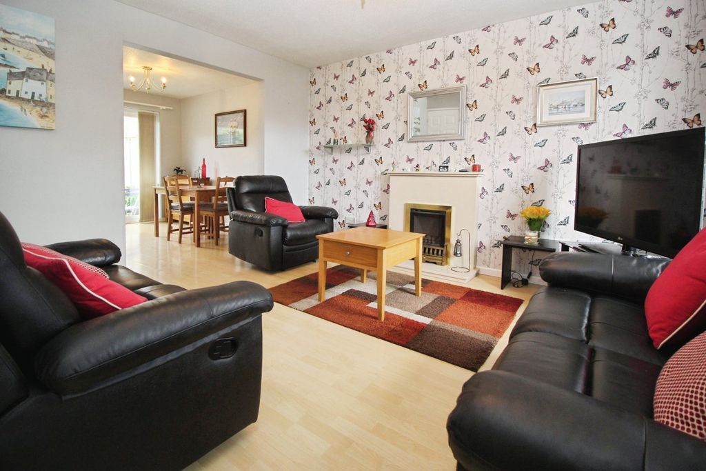 Property photo 2 of 10 Living Room