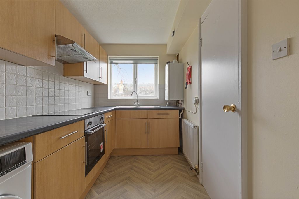 Property photo 2 of 8 18 Radley Court,Br1 - 9
