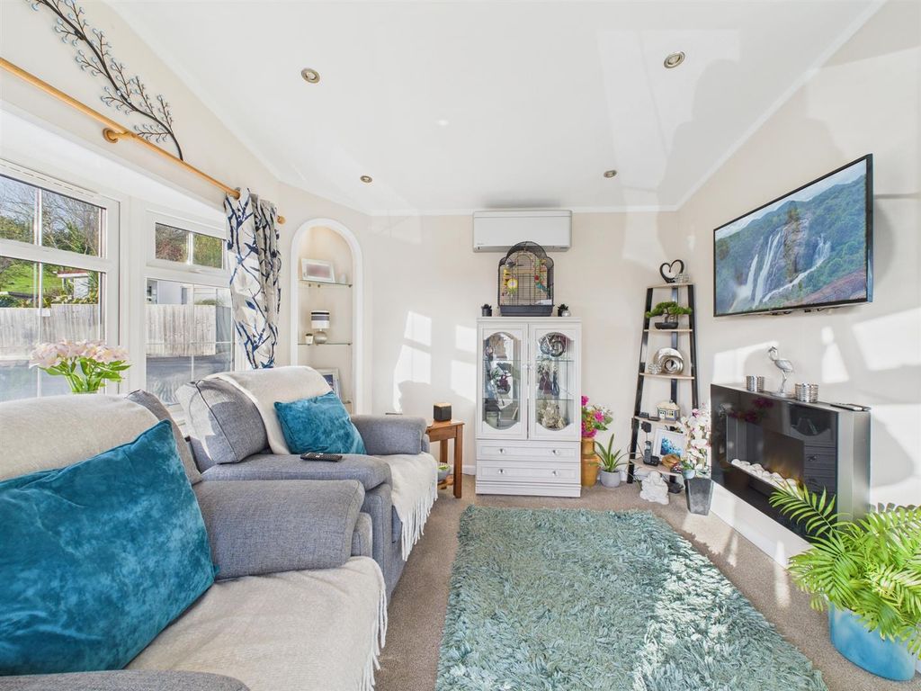 Property photo 3 of 11 Cam02742G0-Pr0069-Still010.Jpg