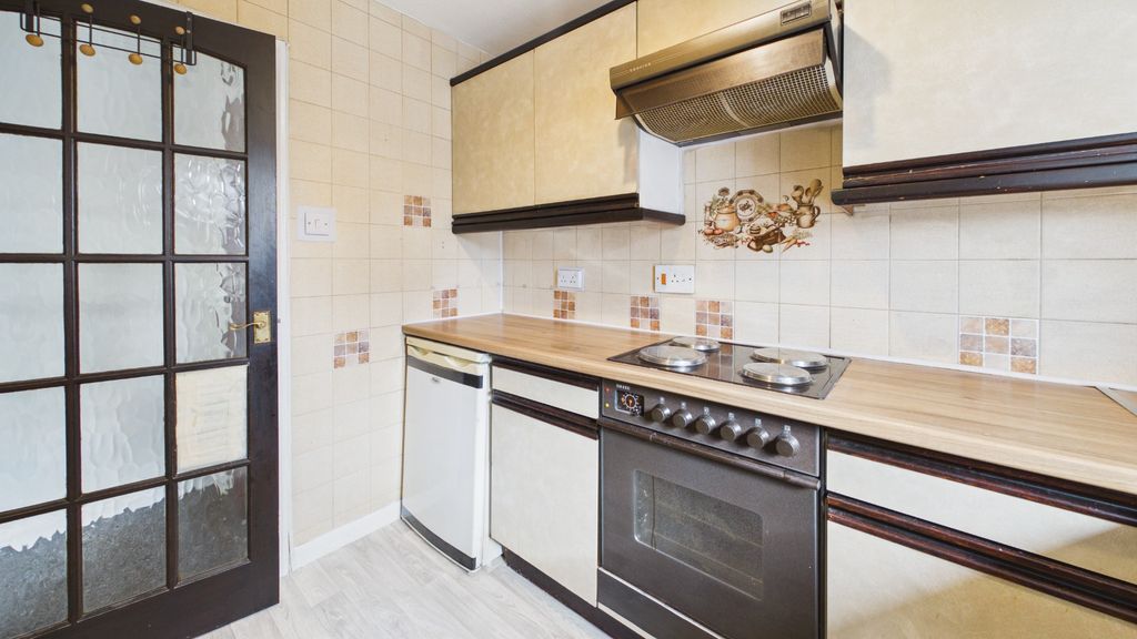 Property photo 3 of 12 5699635
