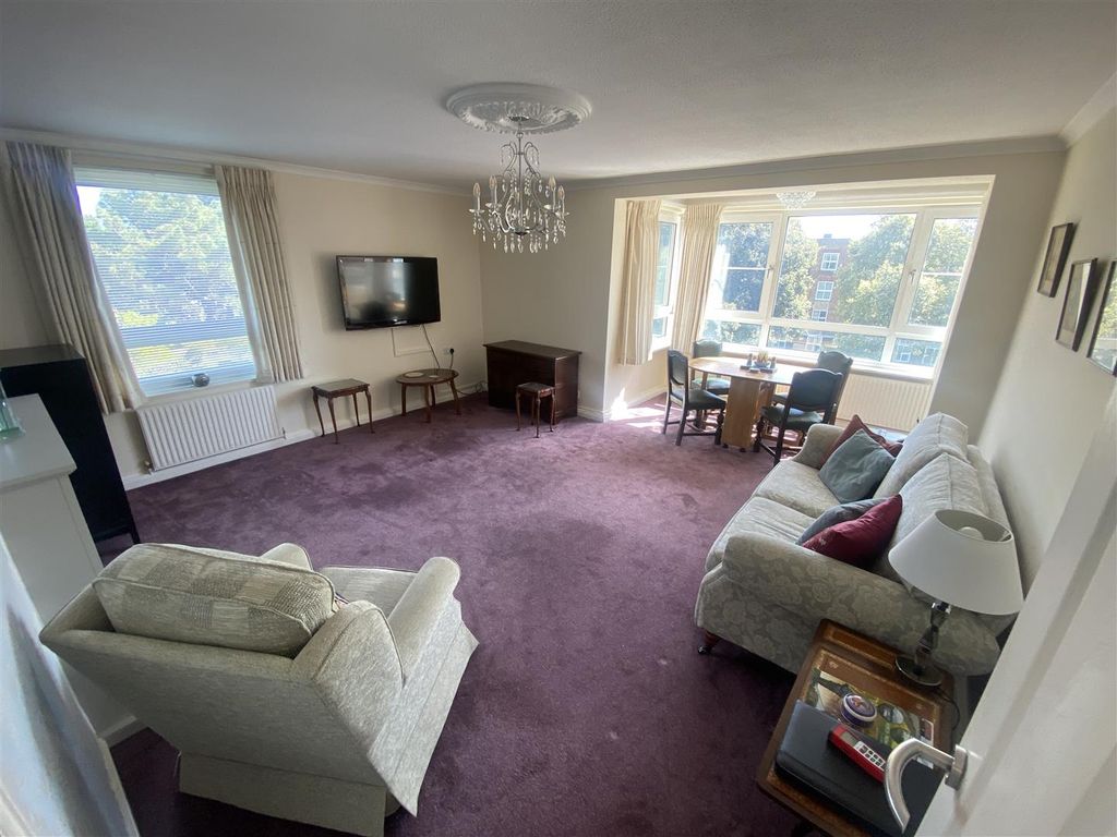 Property photo 3 of 32 Lounge Dining Room
