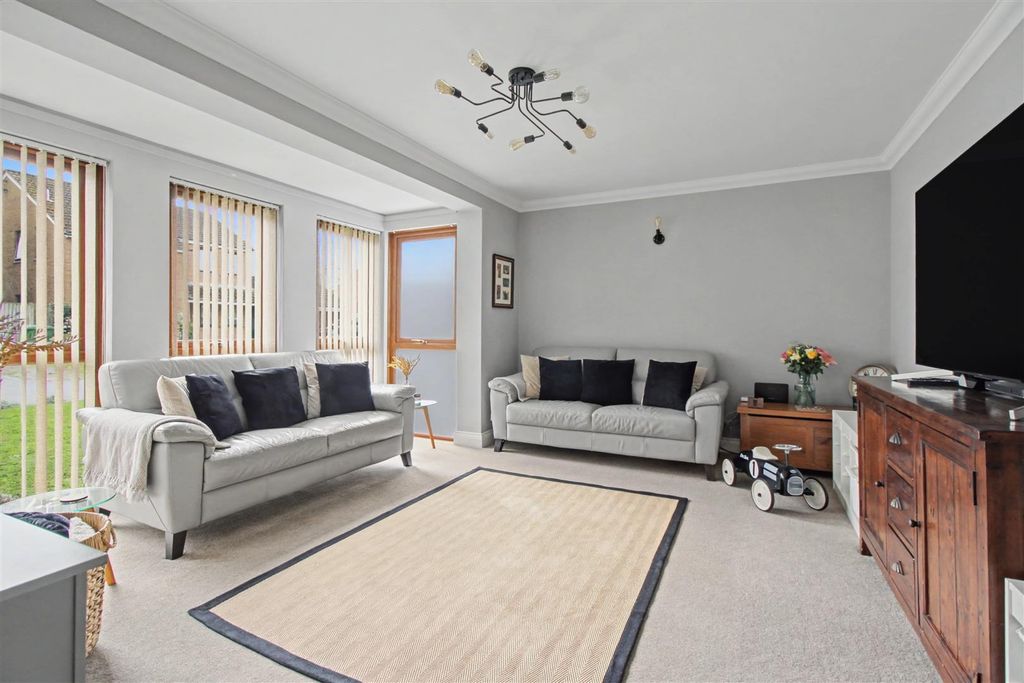 Property photo 2 of 17 Lounge