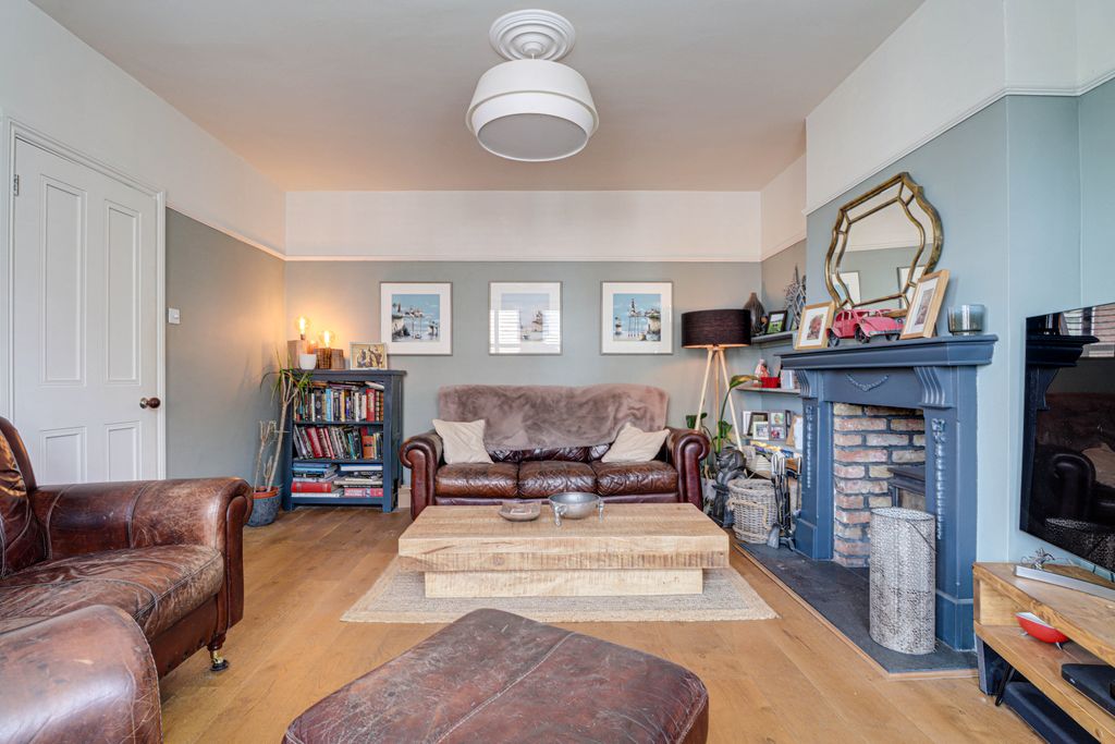 Property photo 3 of 23 Lounge