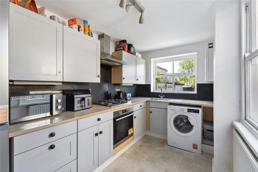 Property photo 2 of 10 Kitchen