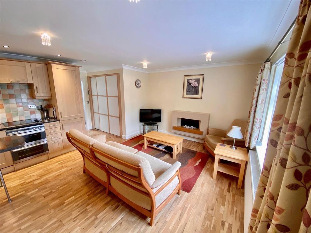 Property photo 2 of 5 Lounge.