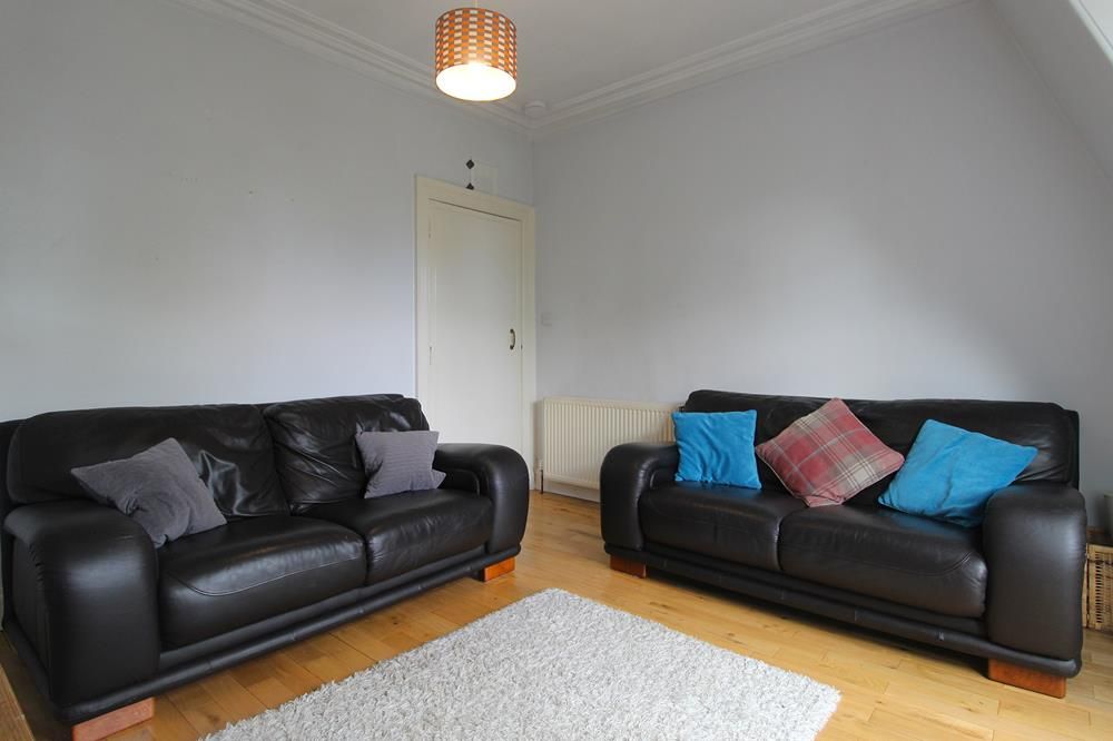 Property photo 3 of 9 Lounge Alt 2