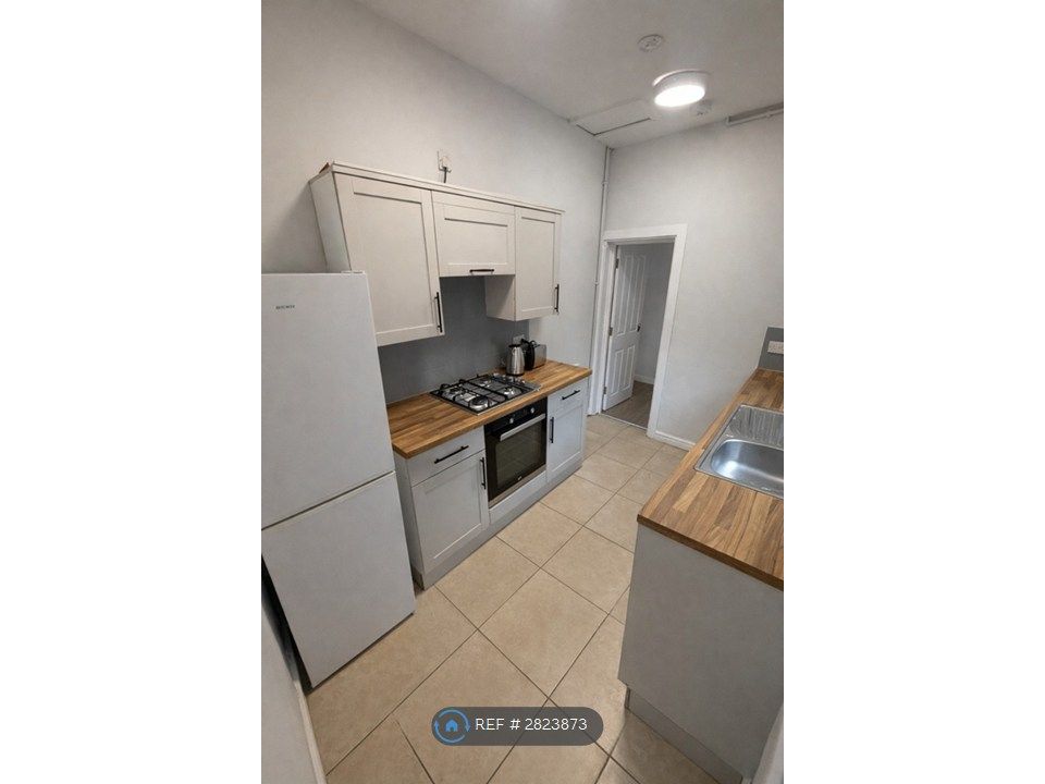 Property photo 2 of 8 Shared Premium Kitchen