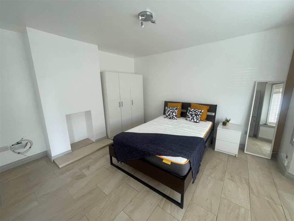 Property photo 1 of 8 Bright, Spacious Bedroom With Modern Furnishings...