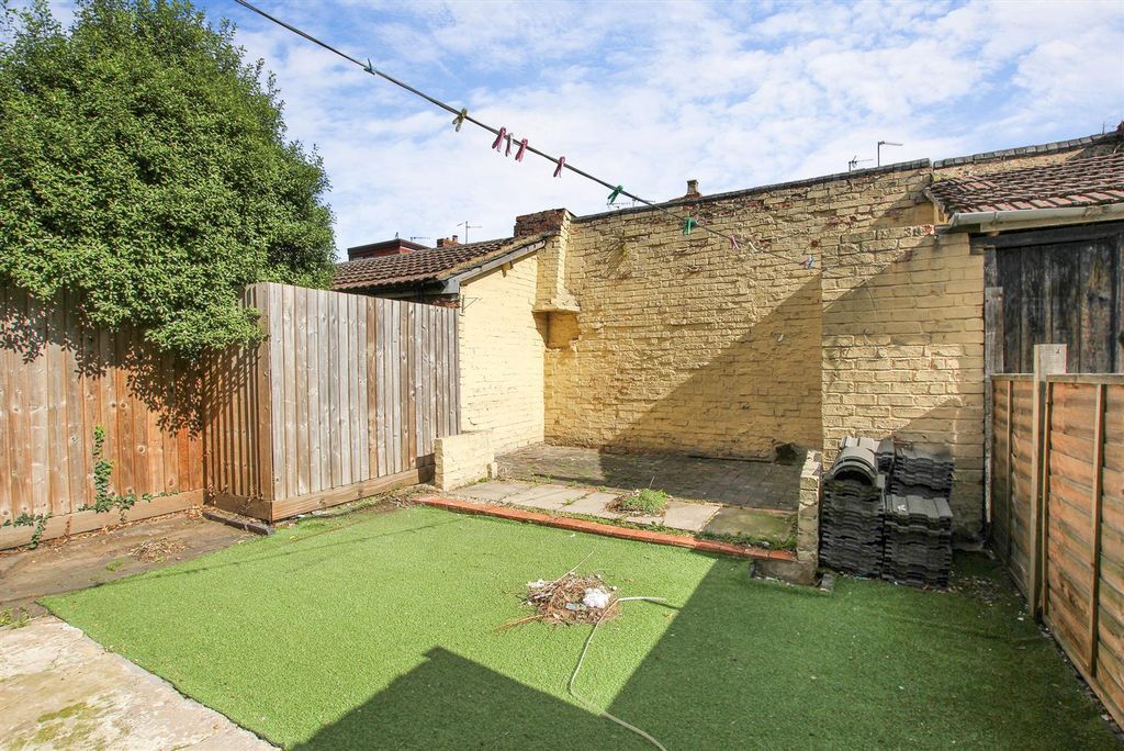 Property photo 2 of 16 Garden