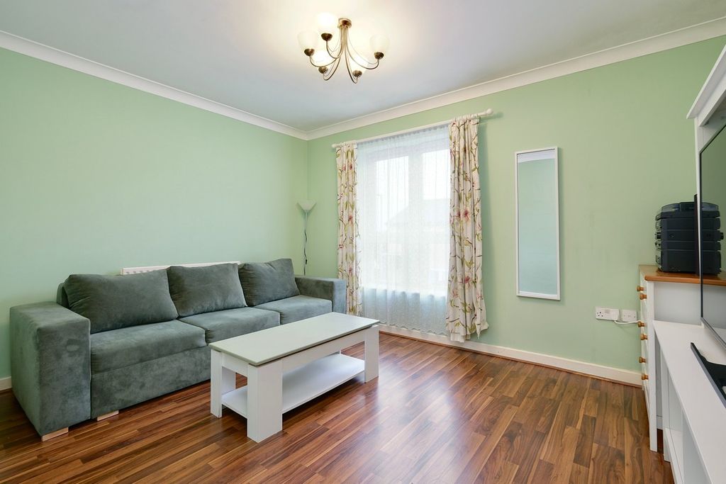 Property photo 2 of 8