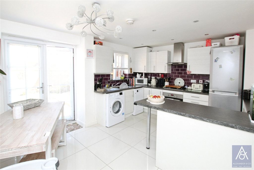 Property photo 3 of 15 Kitchen/Dining Room