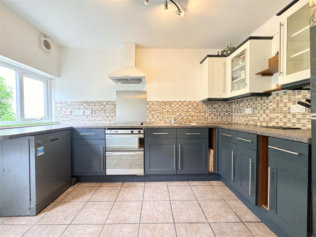 Property photo 2 of 18 Kitchen