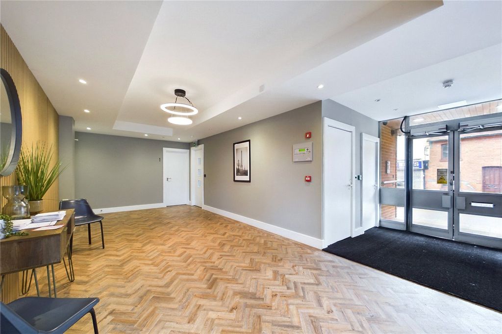 Property photo 2 of 9 Communal Entrance