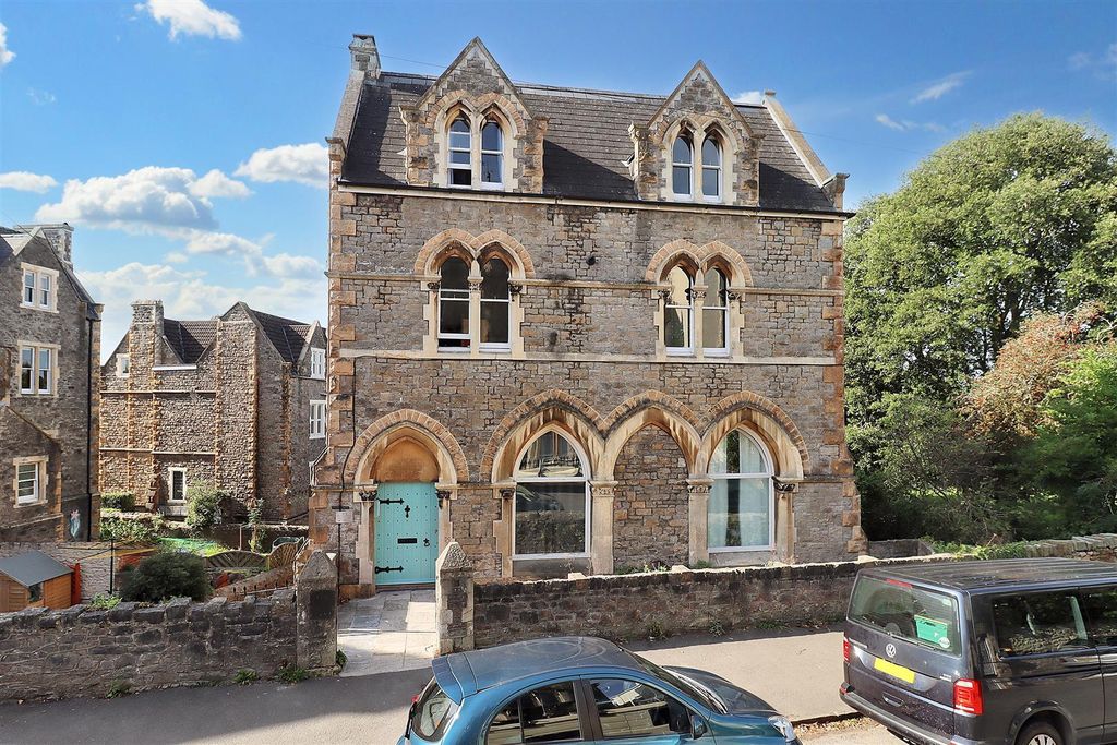 Property photo 1 of 11