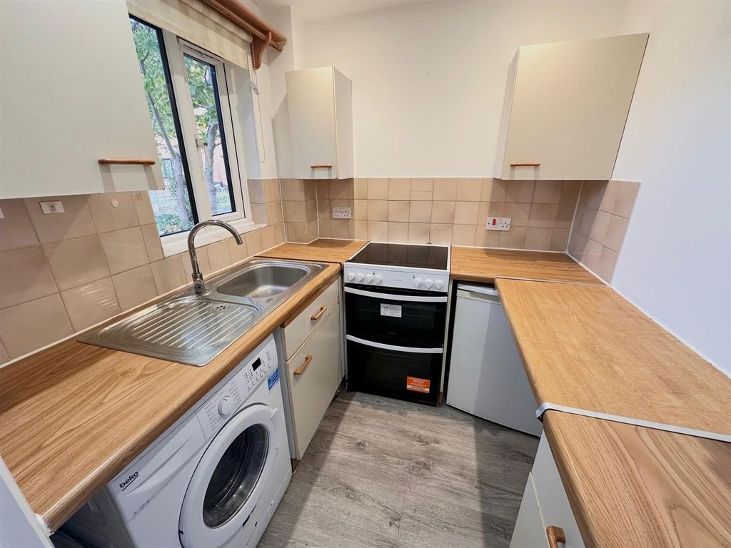 Property photo 3 of 12 Kitchen