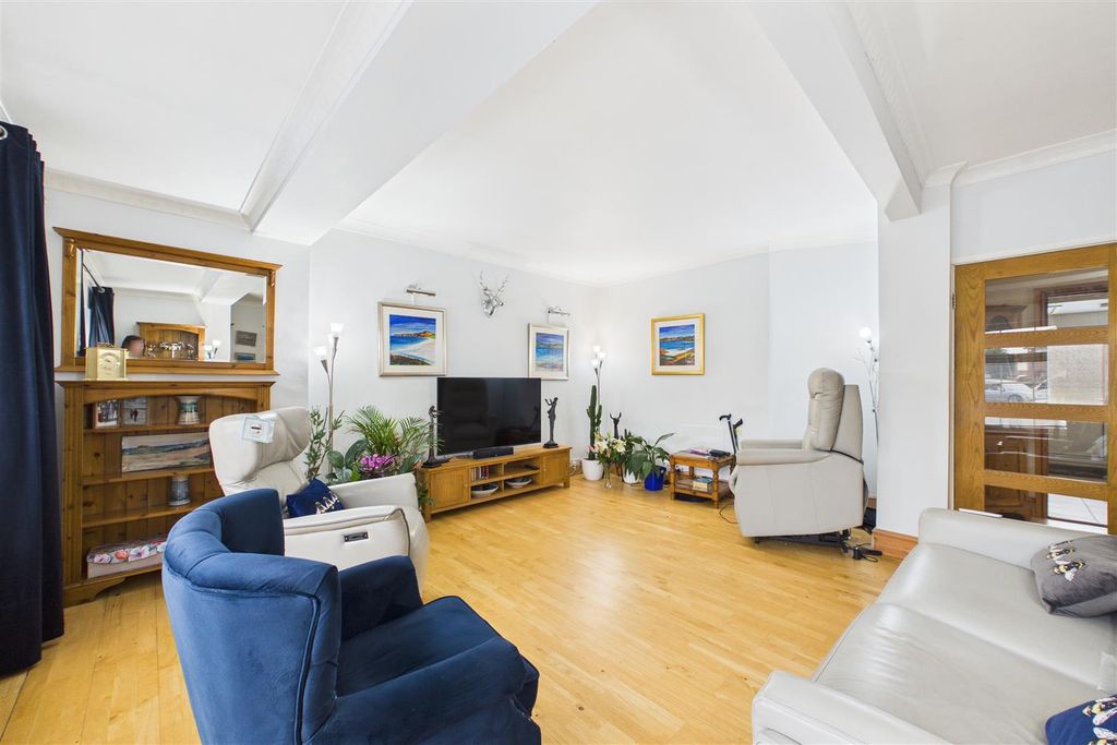 Property photo 2 of 31 Lounge