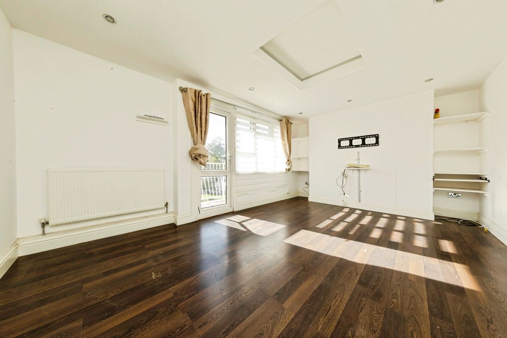 Property photo 2 of 14 Lounge