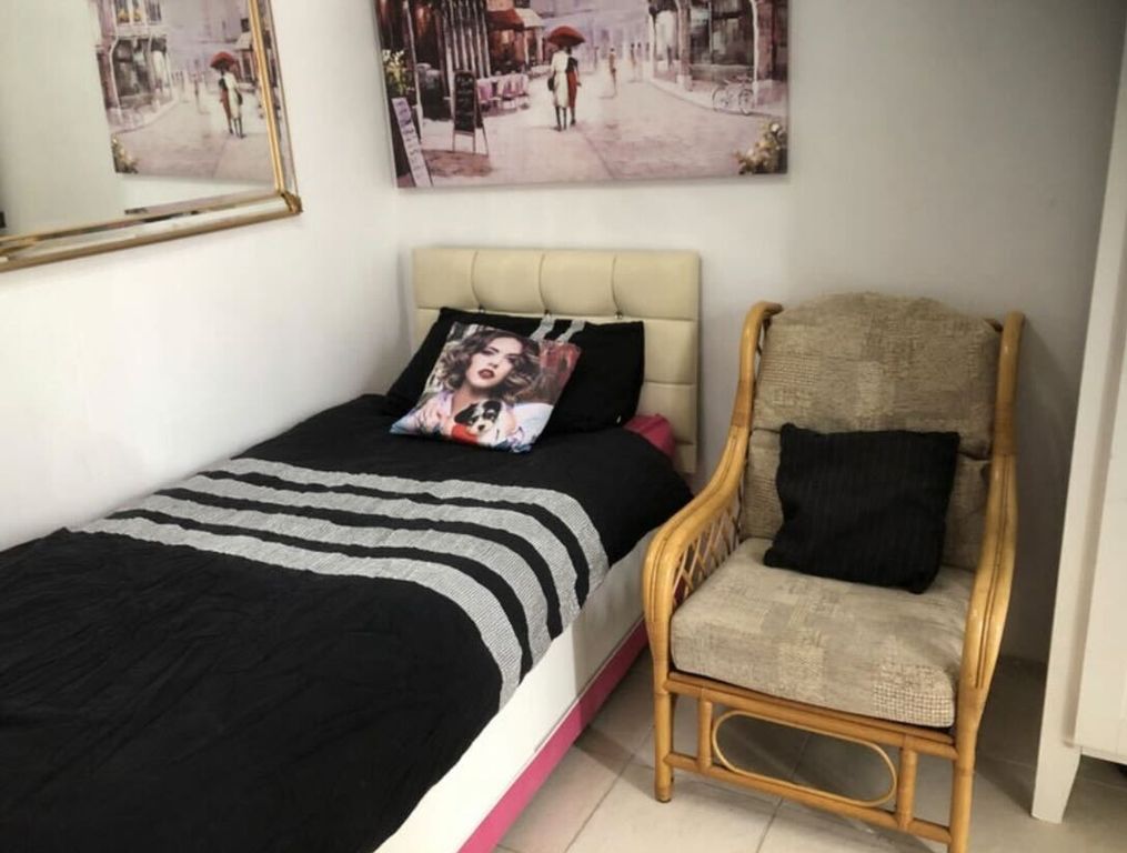 Property photo 3 of 5 A Cozy And Inviting Single Bedroom With Stylish De...