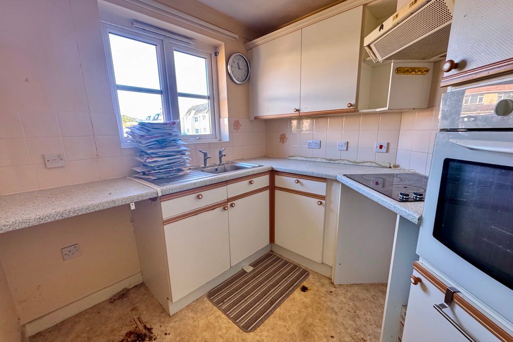 Property photo 3 of 8 Kitchen