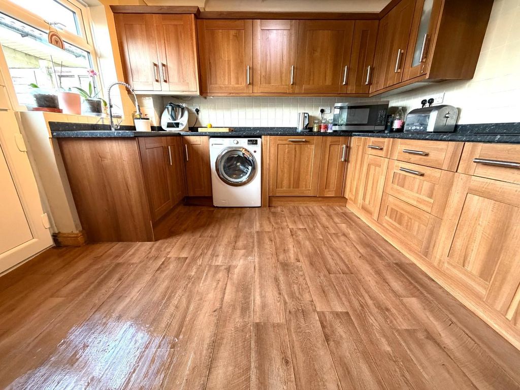 Property photo 3 of 9 Kitchen.Jpg