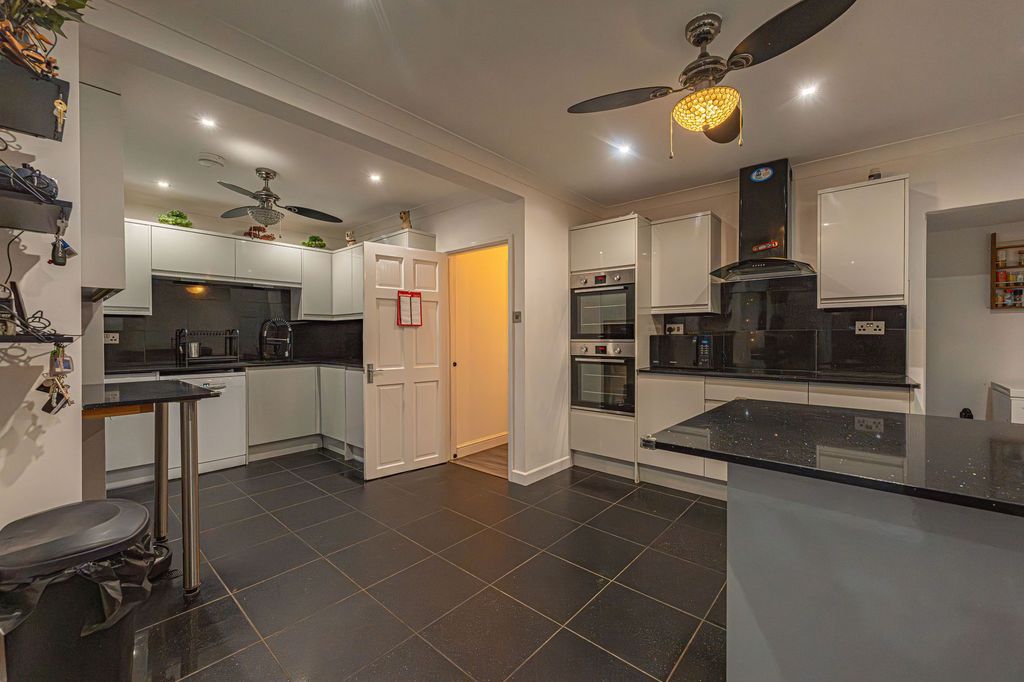 Property photo 2 of 41