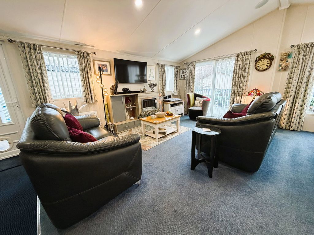Property photo 2 of 27