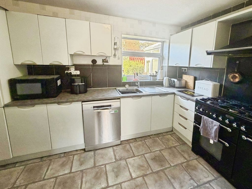 Property photo 3 of 9 Photo 8