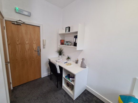 Property photo 3 of 8 E11 Desk