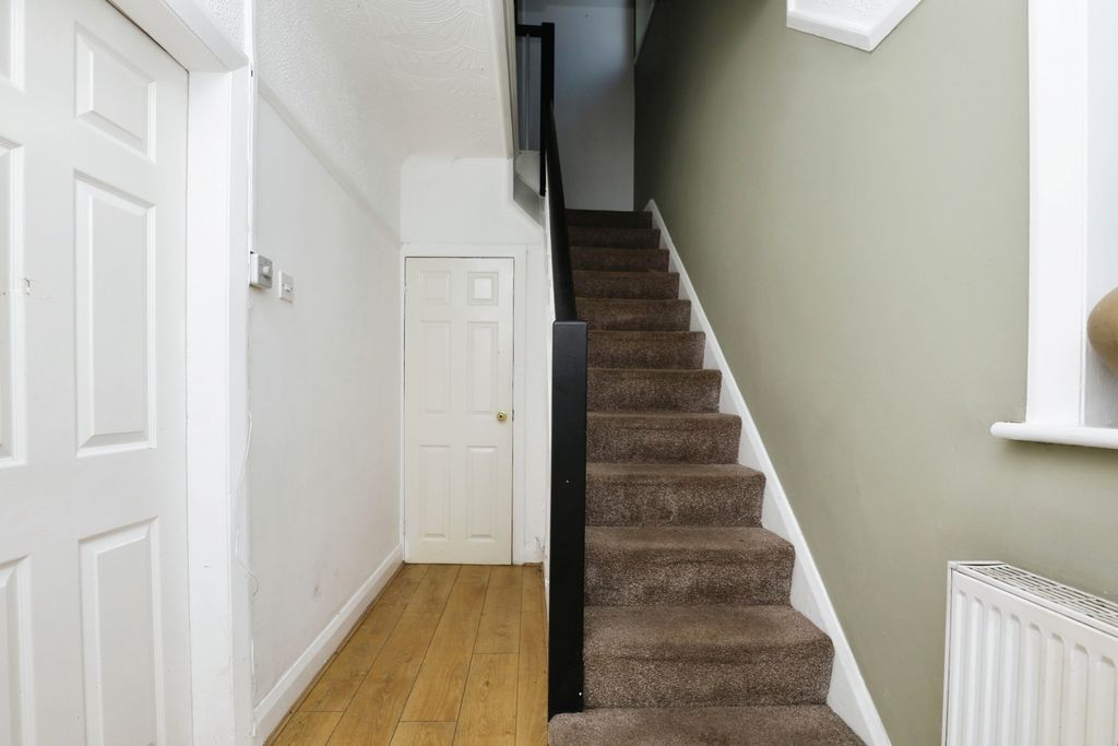 Property photo 2 of 14 Hall