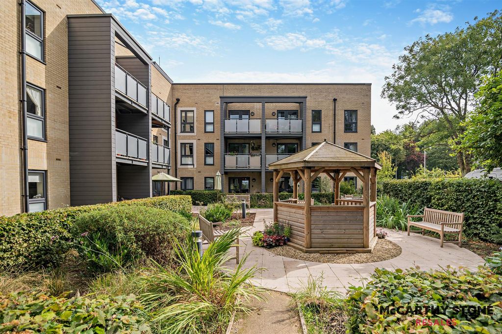 Property photo 1 of 16 Communal Gardens