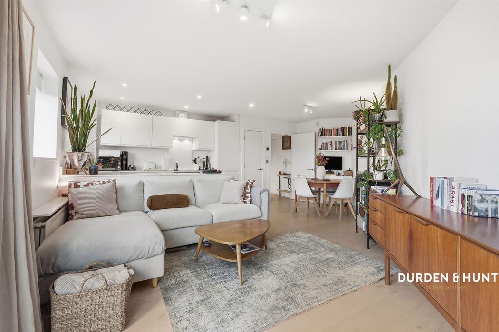 Property photo 3 of 21 Goldsmiths Row