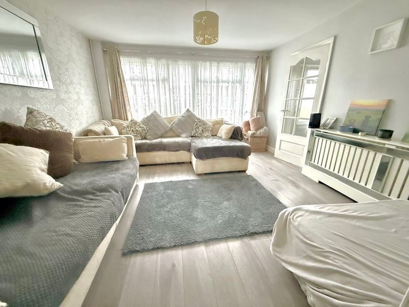 Property photo 3 of 16 Lounge