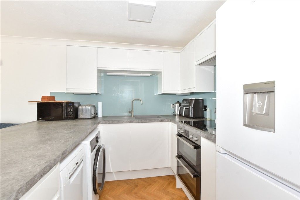 Property photo 3 of 11 Kitchen