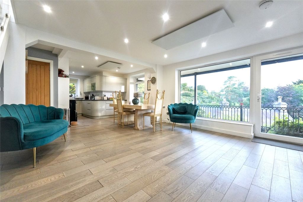 Property photo 3 of 16 Kitchen/Dining Room
