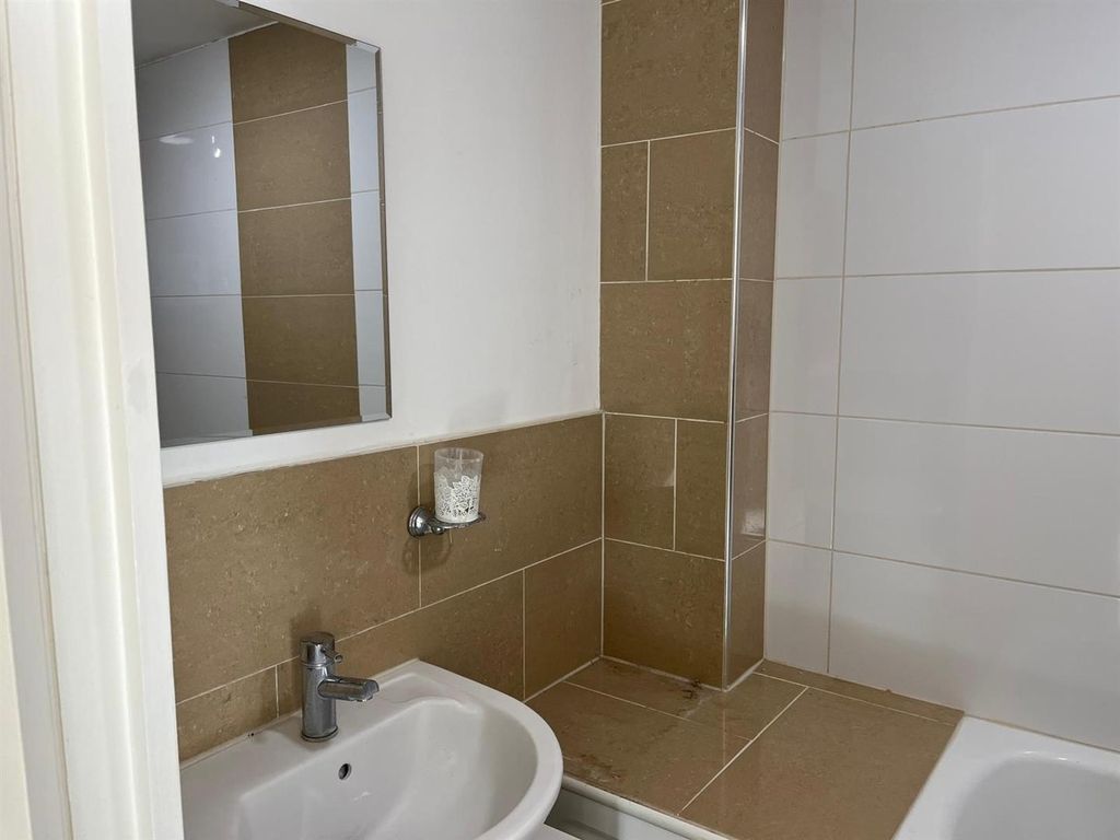 Property photo 3 of 8 Bathroom