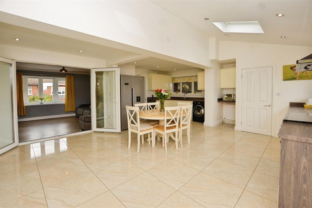 Property photo 2 of 31 Kitchen/Diner