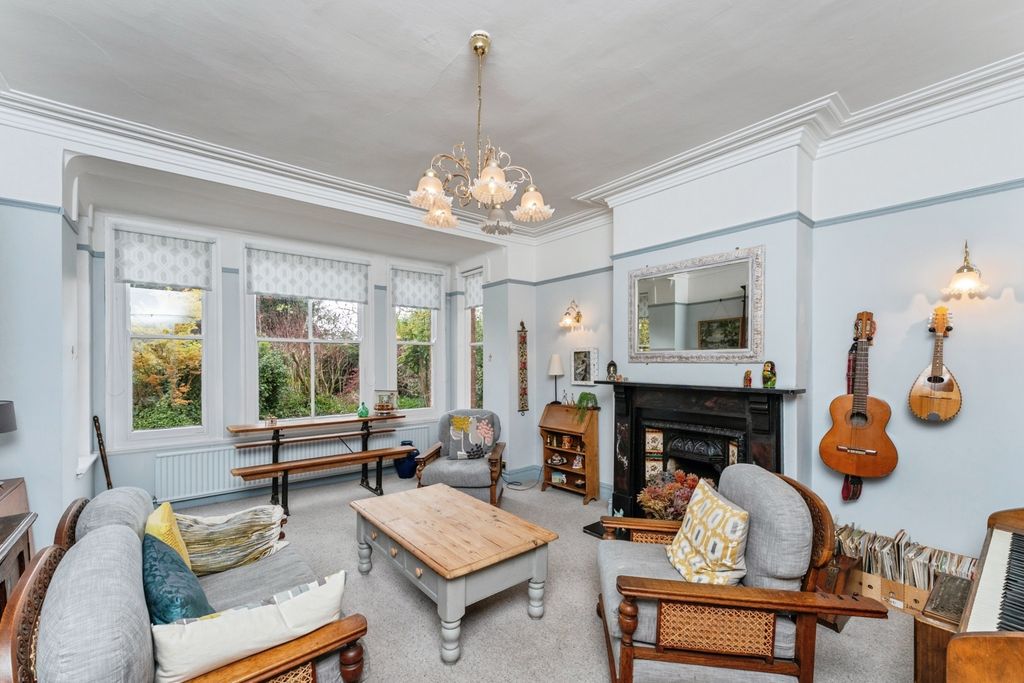 Property photo 3 of 43 Lounge