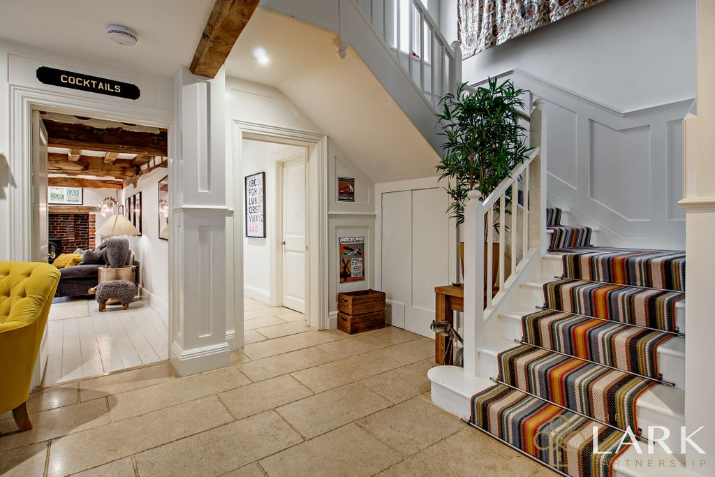 Property photo 2 of 50 8669044-Interiorwm12-800