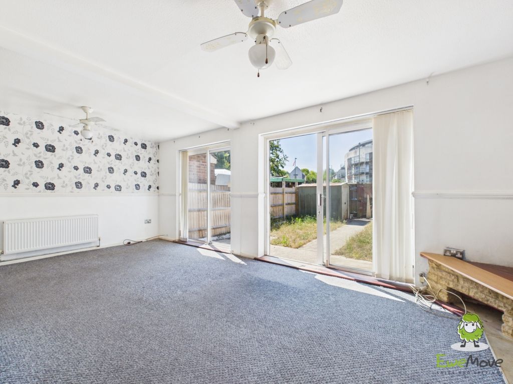 Property photo 3 of 11 Ewemove Estate Agents Basingstoke - Gilbert Close