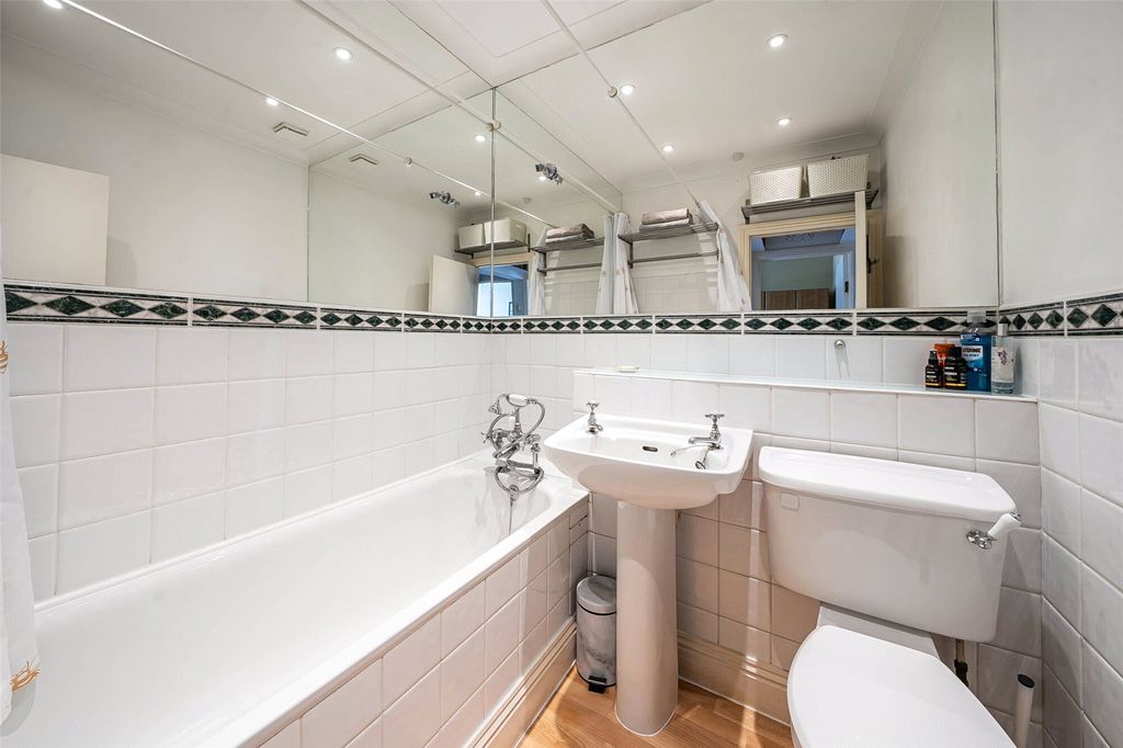 Property photo 3 of 9 Bathroom