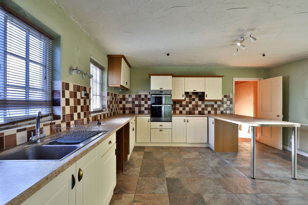 Property photo 3 of 31