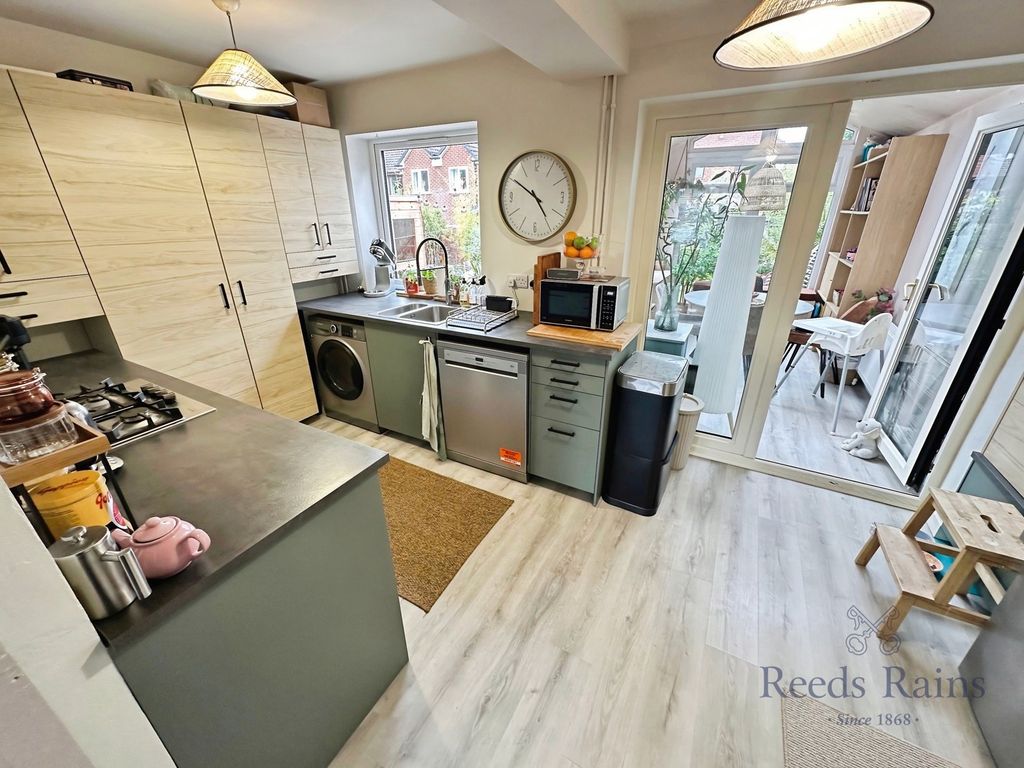 Property photo 3 of 10 Dining Kitchen