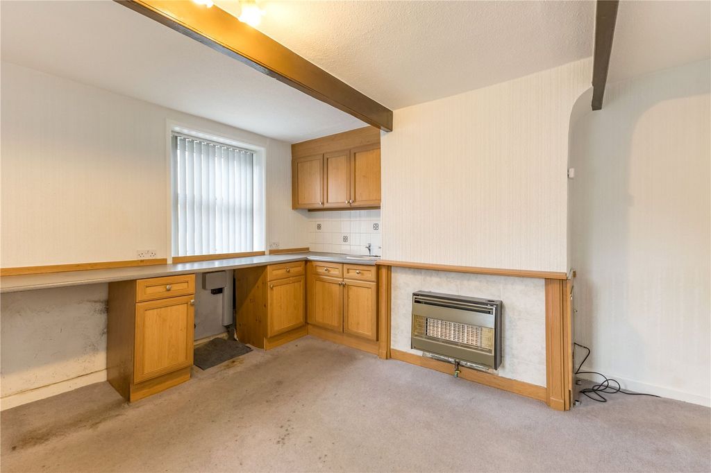 Property photo 2 of 8 Living / Kitchen