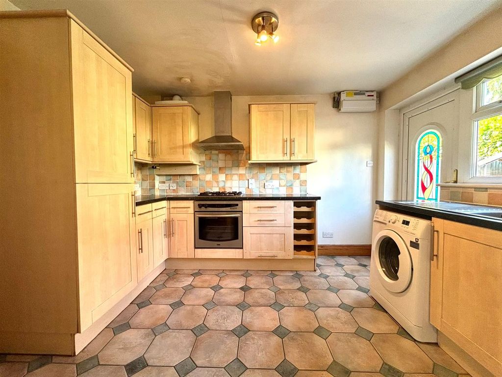 Property photo 3 of 15 Kitchen .Jpg