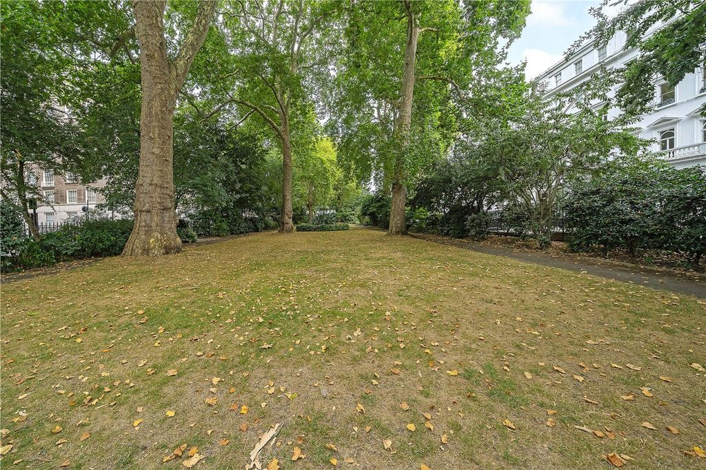 Property photo 3 of 17 Communal Garden