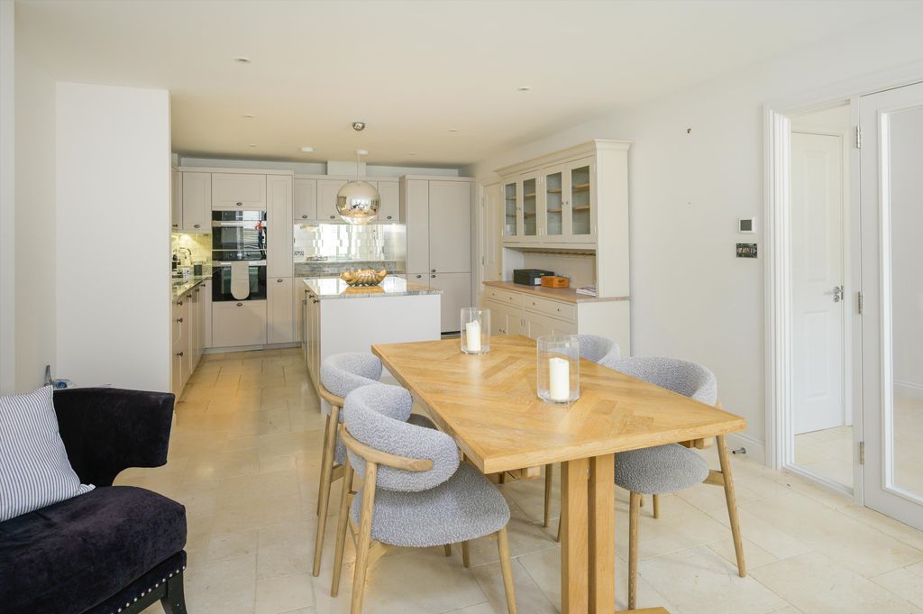 Property photo 2 of 19 Image