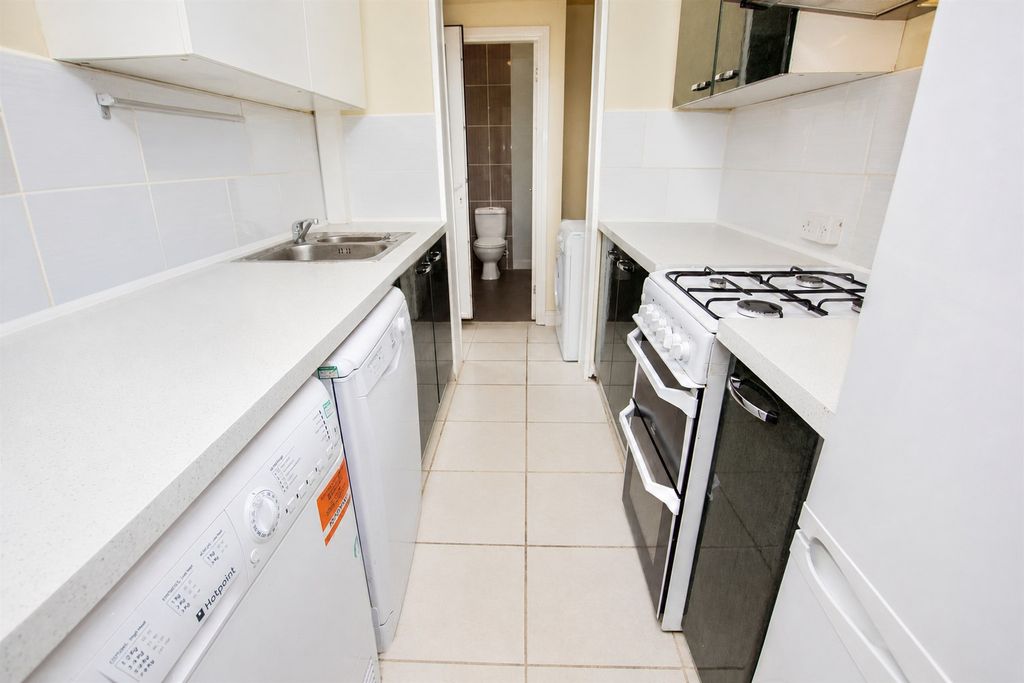 Property photo 3 of 11 Approach